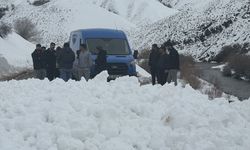 Karayolu çığ nedeniyle ulaşıma kapandı!