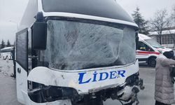Çorum'da yolcu otobüsü ile kamyonet çarpıştı