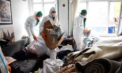 Komşuların şikayet ettiği evden 4 kamyon çöp çıktı!