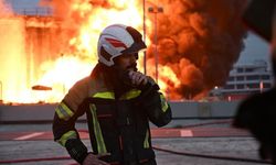 İran, Bahreyn'de yakıt tanklarını vurdu