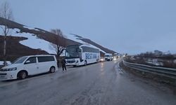 Yüksekova’da heyelan karayolunu yuttu