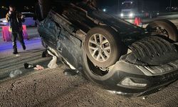 Kaza yapan otomobil ters döndü