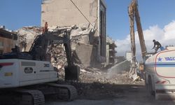 Kolona son dokunuş 7 katlı binayı yerle bir etti!