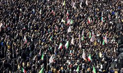 İran'da Hamaney'in ölümünün ardından yüz binler sokakta