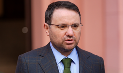 Akın Gürlek, Ekmek Teknesi'nde oynamış