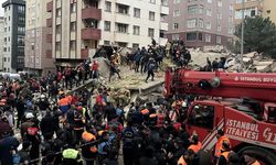 İstanbul'da bina çöktü!