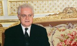 Fransa'nın eski Başbakanı hayatını kaybetti!