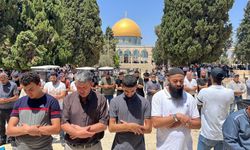 Mescid-i Aksa'da binlerce Müslüman cuma namazında saf tuttu