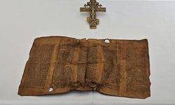 Tarihi parşömen ve bronz haç ele geçirildi!