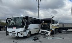 İşçi servisi tıra çarptı; 12 yaralı!