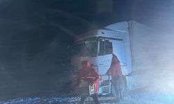 Tendürek Geçidi'nde kar ve tipi engeli!