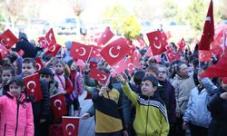Öğrenciler okullara Türk bayraklarıyla geldi