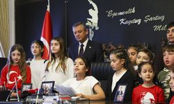 Özgür Özel, koltuğunu depremzede öğrenciye devretti!