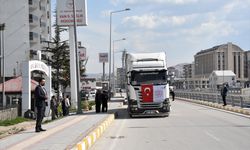 Türkiye'den İran'a yardım tırları yola çıktı