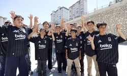 Beşiktaş gönüllüleri depremzede öğrencilere forma dağıttı!