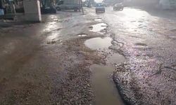 Diyarbakır'da bozulan yollar sürücülere zor anlar yaşatıyor