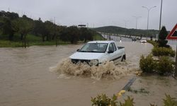 Yollar göle döndü, araçlar mahsur kaldı!