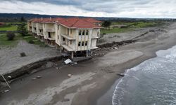 Deniz 100 metre içeri girdi, villalar çöktü