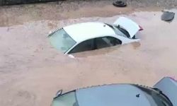 Siirt’te araçlar sel sularında kayboldu