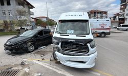 Öğrenci servisi ile otomobil çarpıştı