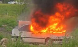 Osmaniye’de park halindeki otomobil alev alev yandı