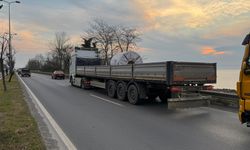 Tırın kör noktasına giren otomobil refüje çıktı