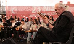 Usta sanatçı Cahit Berkay gençlerle aynı sahneyi paylaştı!