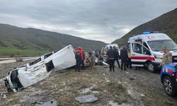 Yolcu minibüsü dere yatağına yuvarlandı: 16 yaralı