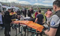 Öğrencileri taşıyan otobüs otomobile çarptı