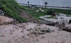 Cizre'de heyelan yolu kapattı