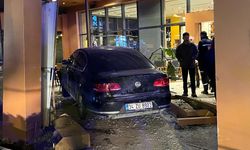 Kontrolden çıkan araç kafeye daldı!