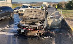 Alev alan otomobil kullanılamaz hale geldi