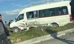 Otomobil ile işçi servisi çarpıştı