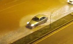 Adana’da şiddetli yağmur cadde ve sokakları göle çevirdi