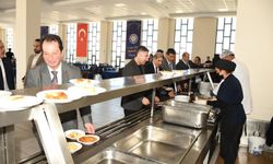 Rektör sıraya girdi: Öğrencilerle yemek yedi