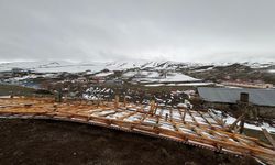 Ardahan'da şiddetli rüzgar çatıları uçurdu