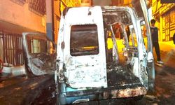 Fatih’te park halindeki otomobil alev aldı