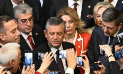 Özel, 23 Nisan resepsiyonunda 'yeni yol haritası mesajı' verdi, Erdoğan ile tokalaşmadı