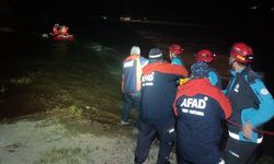 Su seviyesi yükselince mahsur kaldılar!