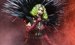 Hande Yener'den konserinde dikkat çeken kostüm