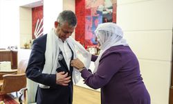 Özgür Özel "Barış Anneleri"ni kabul etti