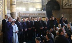 Erdoğan, cami çıkışı lokum dağıttı!