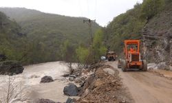 Munzur taşkını sonrası yollar açıldı