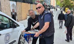 Tezgahına el konulan seyyar satıcıdan zabıtaya: Bizi gariban gördünüz!