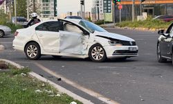Diyarbakır'da şehir içi minibüs ile otomobil çarpıştı: 5 yaralı