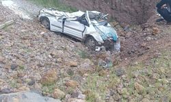 Şanlıurfa’da kamyonet uçuruma yuvarlandı