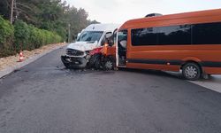 Tur minibüsleri çarpıştı, 13 turist yaralandı!
