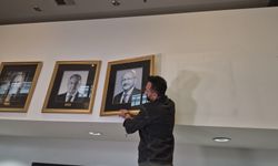 Kılıçdaroğlu'nun fotoğrafı genel merkeze tekrar asıldı