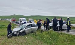 Çorum'da iki otomobil çarpıştı: 6 yaralı