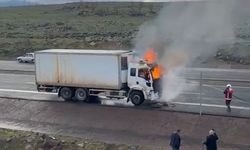 Bingöl’de seyir halindeki kamyon alev alev yandı